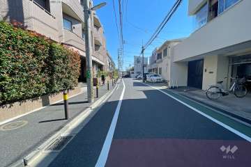 敷地南西側の前面道路（北西側から）
