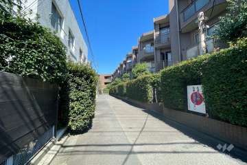 敷地北西側の前面道路（南西側から）