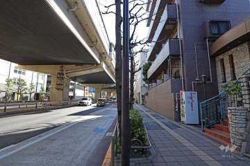 敷地の南東側前面道路（北東側から）
