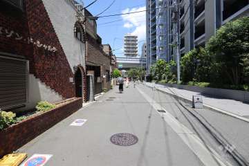 敷地東側の前面道路（南側から）