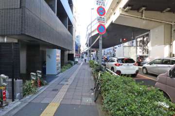 敷地南側の前面道路(西側から)