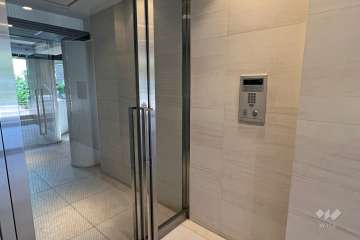 エントランスはオートロック付きです。