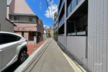 敷地南西側の前面道路（南東側から）