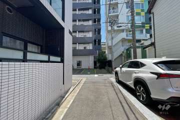 敷地南西側の前面道路（北西側から）