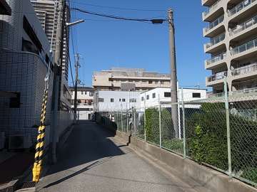 敷地南側の前面道路。南側は前の建物と間隔が取れています。