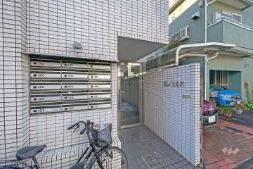 エントランスと共用ポスト
