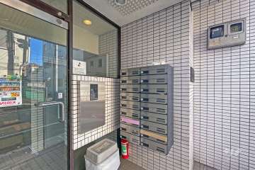 エントランスはオートロック付きです。