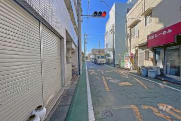 敷地西側の前面道路（北側から）