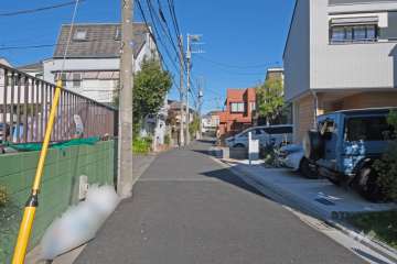 敷地の東側前面道路（南側から）