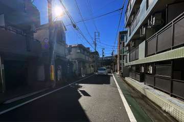 敷地の西側前面道路（南側から）