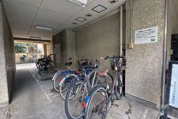 屋内に設けられた駐輪場