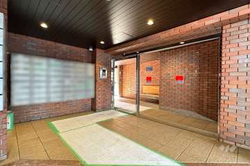 エントランスはオートロック付きです。