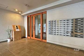 エントランスはオートロック付きです。