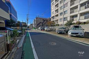 敷地東側の前面道路（北側から）