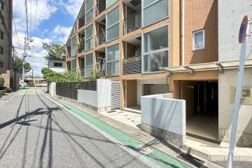 敷地西側の前面道路（南側から）