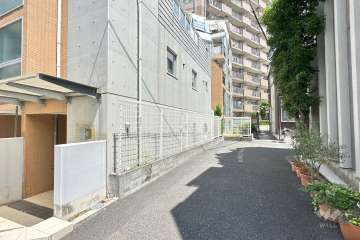 敷地南側の前面道路（西側から）