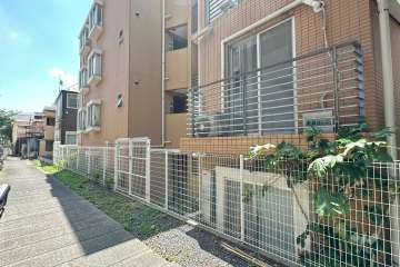 敷地東側の前面道路（北側から）