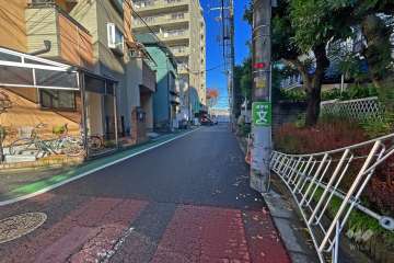 敷地西側の前面道路（南側から）