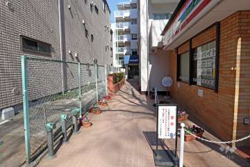 エントランスはオートロック付きです。