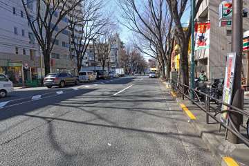 敷地の南側前面道路(東側から)