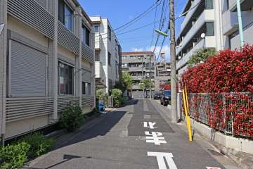 敷地西側の前面道路（南側から）