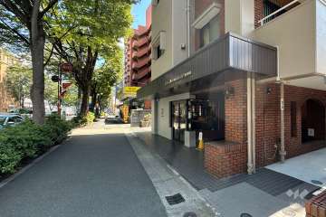 敷地の北側前面道路（西側から）