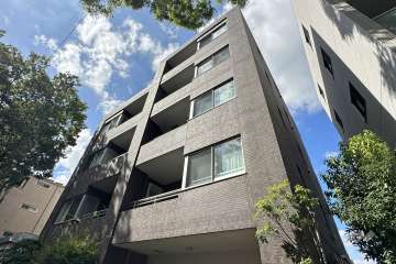 レジェイド上北沢の外観（南東側から）