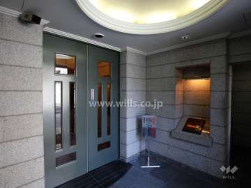 エントランスはオートロック付き。エントランスホールは二層吹き抜けでシャンデリアがあります。