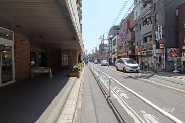敷地西側の前面道路(北側から)