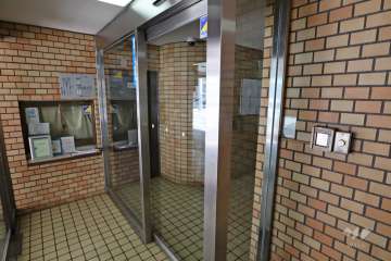 エントランスはオートロック付きです。