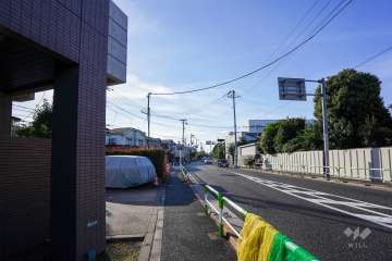 敷地南西側の前面道路（南東側から）