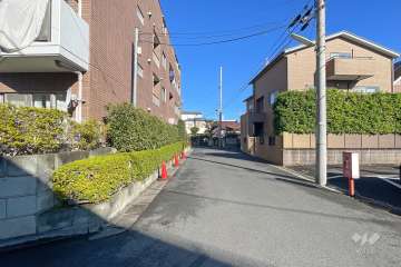 敷地東側の前面道路（南側から）