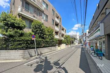 敷地東側の前面道路（南側から）