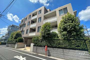 プラウド上北沢の外観（北東側から）