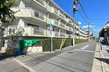 敷地の南側前面道路（西側から）