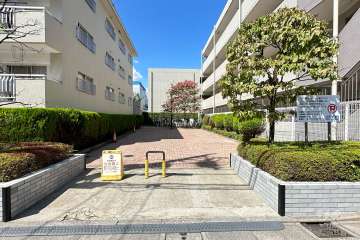 敷地東側に隣接する広場