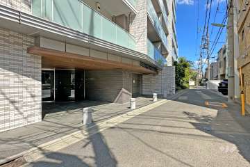 敷地南側の前面道路（西側から）