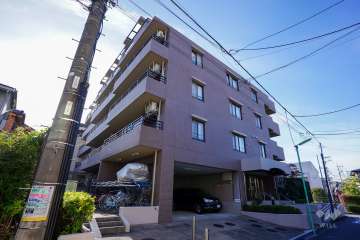 コスモ上北沢の外観（南東側から）