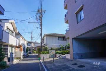 敷地東側の前面道路（北側から）