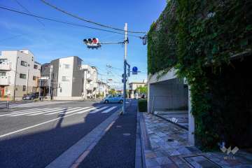 敷地北側の前面道路（西側から）