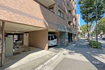 敷地南側の前面道路（西側から）