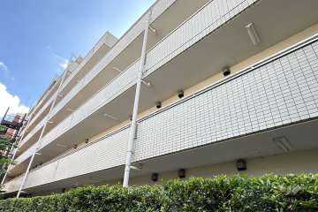 メイゾン上北沢の外観（北東側から）