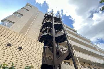 メイゾン上北沢の外観（東側から）