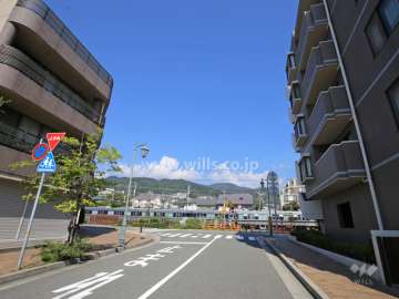 敷地西側の前面道路。北東角地で、北側にはJRが走っています。