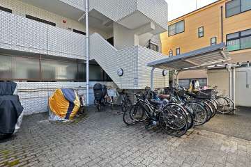 敷地北側の前面道路（西側から）