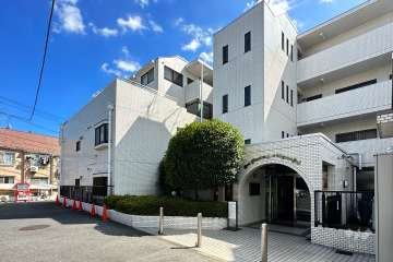 敷地東側の前面道路（南側から）