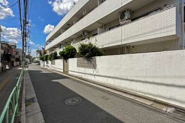 敷地南側の前面道路（東側から）