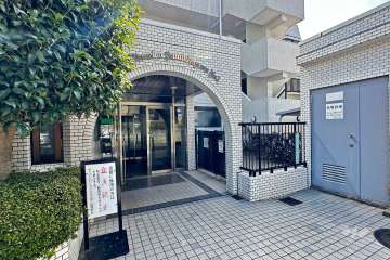 エントランスはオートロック付きです。