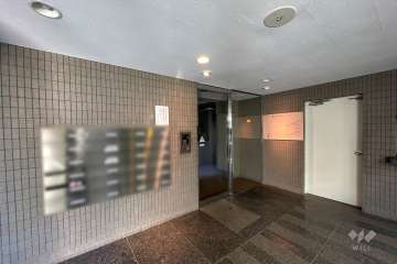 エントランスはオートロック付きです。