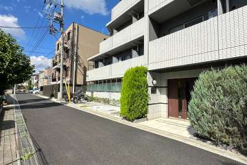 敷地西側の前面道路